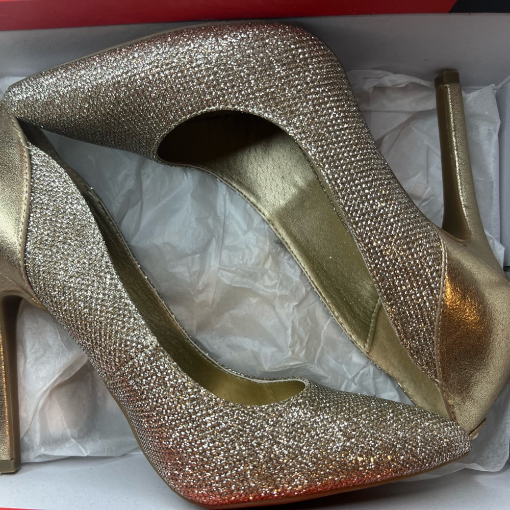 GUESS Heels - Picture 2 of 4